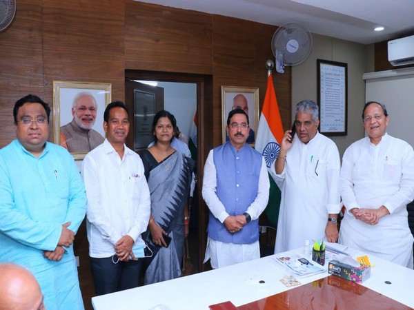 BJD leaders sign nomination papers of NDAs presidential candidate