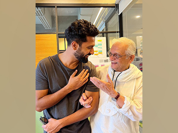 Vicky Kaushal meets legendary lyricist Gulzar, duos picture exudes happy vibes