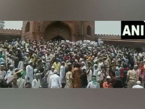 Massive protest at Delhis Jama Masjid over remarks against Prophet