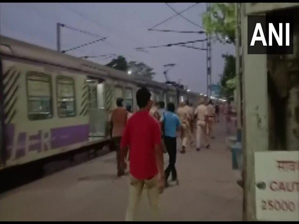 Mob vandalizes train in West Bengals Nadia