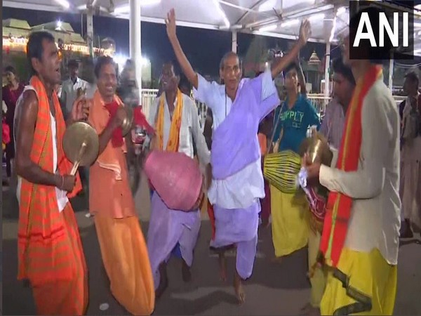 Odisha: Thousands of pilgrims reach Puri ahead of Snana Ustav