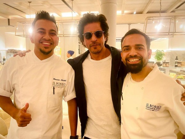 SRK enjoys meal at Italian restaurant in Londons Mayfair, poses with chefs