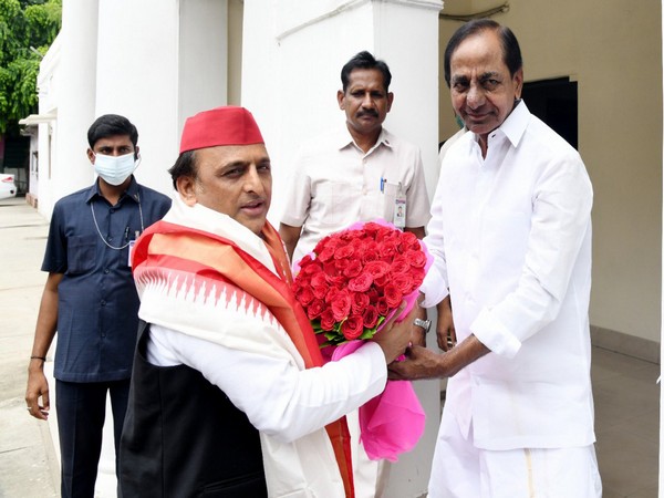 KCR meets Akhilesh Yadav in Delhi, discusses national issues