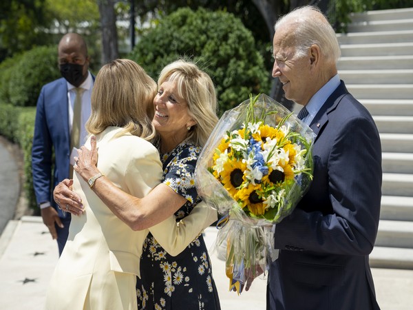 Biden welcomes Ukrainian first lady at White House with bouquet reminiscing her countrys flag