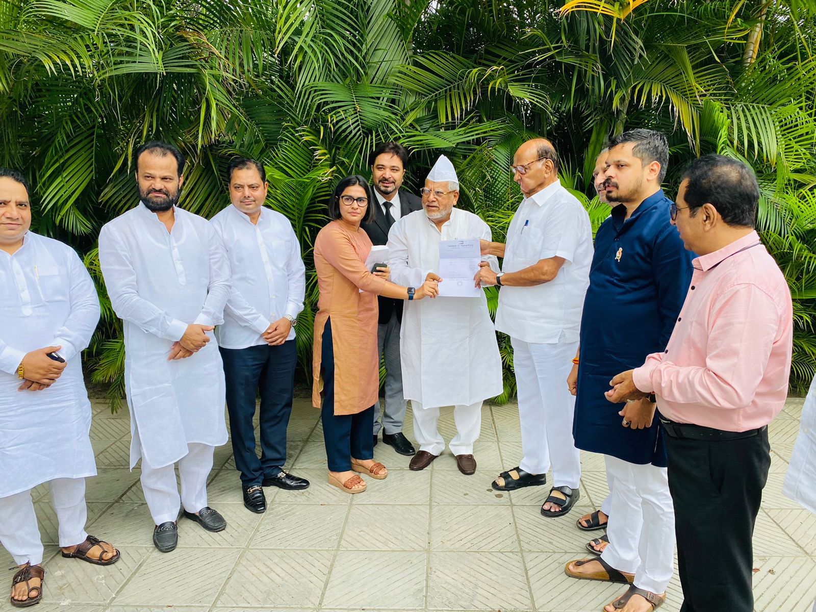 Former Congress leader Siraj Mehndi accuses Sonia Gandhi of not giving time to party workers