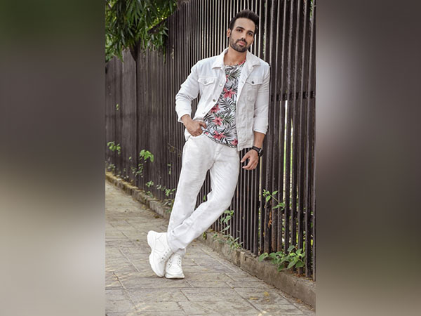 SVMT Music launches debutante Dipak Tewari with Madhurima Tuli in chartbusting music video Hayaa