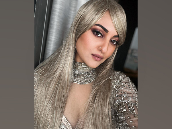 Sonakshi Sinha flaunts her bomb and blonde hairstyle, Huma Qureshi calls it scary
