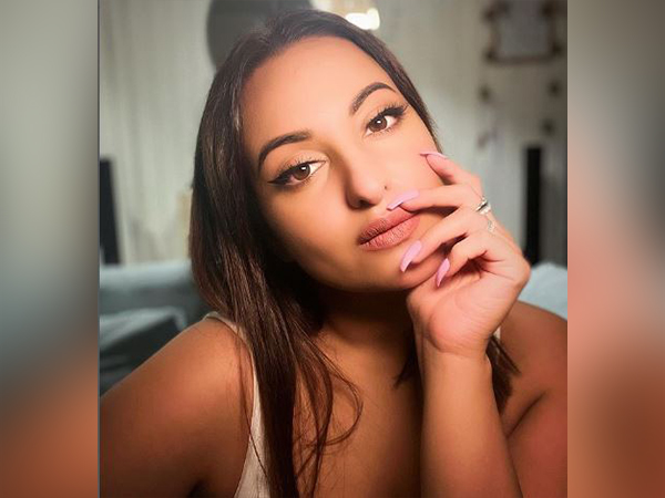 Sonakshi Sinha flaunts her Soezi selfie on social media