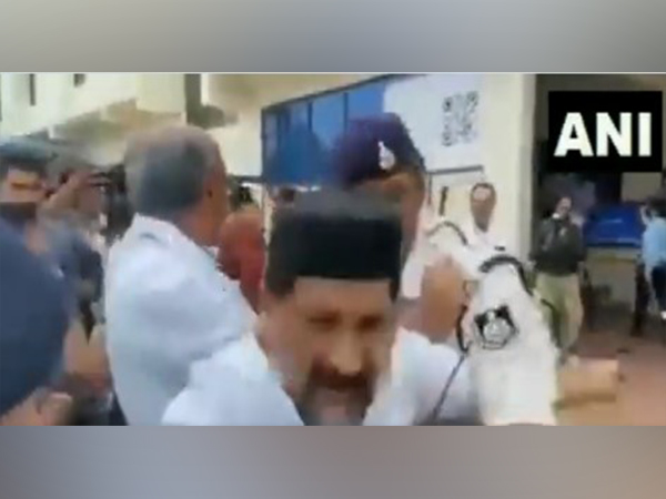 MP: Congress Digvijaya Singh holds policeman by the collar, CM Chouhan condemns act