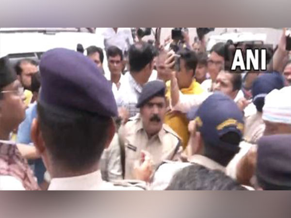 Bhopal: Scuffle breaks out between Congs Digvijaya Singh, BJPs Vishvas Sarang outside District Panchayat office over bogus voting