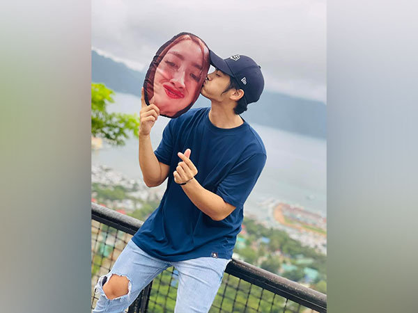 Philippines man goes on vacation taking pillow with wifes face, see pictures