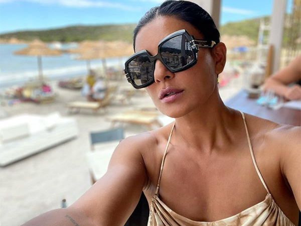 Sushmita Sen glows in "Italian sun" in latest selfie