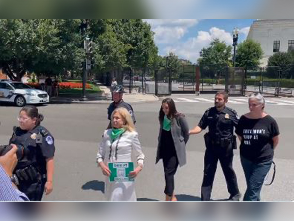 Netizens slam US lawmakers Ilhan Omar, Alexandria Ocasio for posing as handcuffed over abortion protests