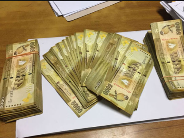 Sri Lankan protesters recover Rs 17 million cash from Presidents house