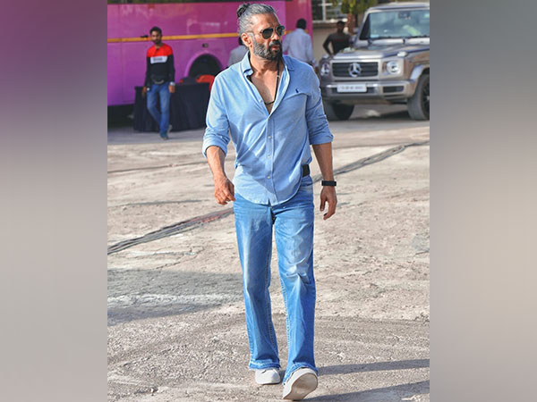 Suniel Shetty shares throwback pictures from Border, LOC: Kargil on Kargil Vijay Diwas`