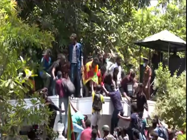 Protestors storm Sri Lankan PMs residence
