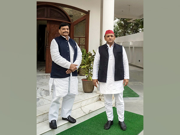 Feted by Yogi in dinner for Droupadi Murmu, Shivpal jibes at nephew Akhileshs political immaturity