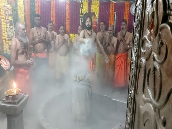 Priests perform Bhasma Aarti at Mahakaleshwar Temple in Ujjain on second Monday of Sawan Priests perform Bhasma Aarti at Mahakaleshwar Temple in Ujjain on second Monday of Sawan