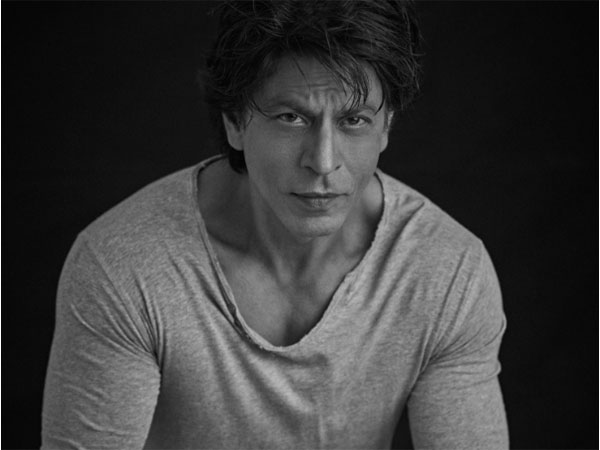 Shah Rukh Khan looks a timeless classic in his latest picture, sets Internet ablaze