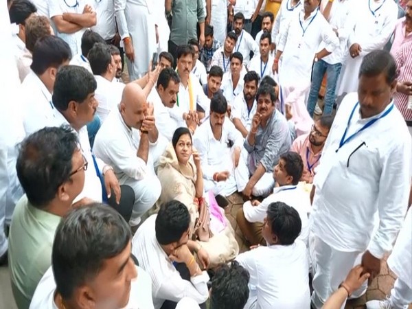 Ujjain: Ruckus after BJPs Mukesh Tatwal declared victorious, Congress workers demanded recounting