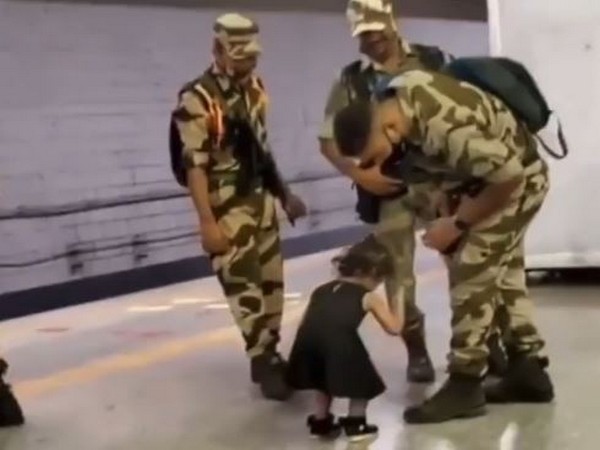 Viral video of little girl touching Armymans feet moves netizens