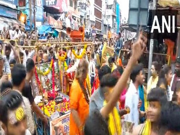 Ujjain: Enthusiastic devotees take part in Baba Mahakals religious procession after lifting of COVID restrictions