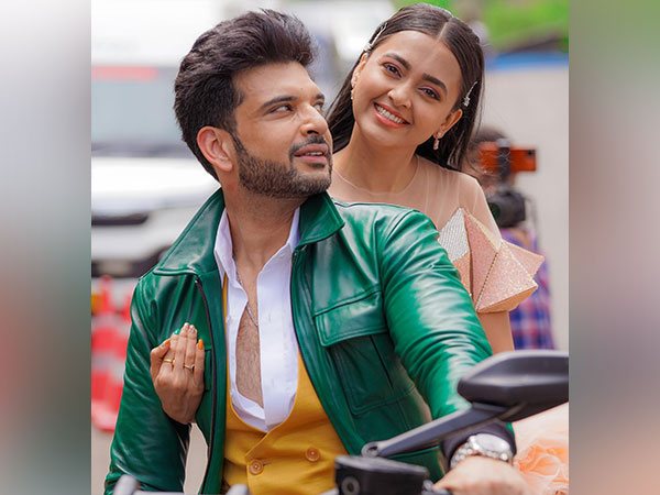 Karan Kundrras liplock with girlfriend Tejasswi Prakash leaves fans in awe