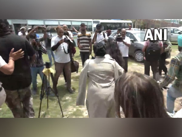 Police detains AAP workers who were gathered outside Sisodias residence