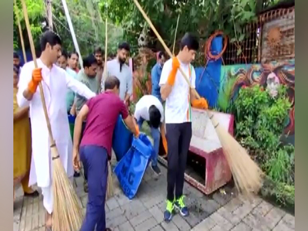 Swachta Mitras on leave, Mayor and Minister sweep streets of Indore