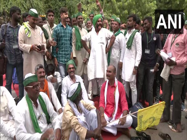 Farmers protest at Delhis Jantar Mantar against unemployment
