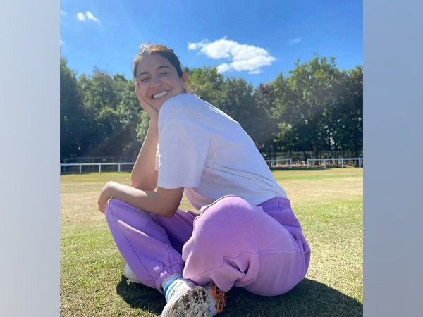 Anushka Sharma flaunts her bright smile on dazzling sunny day, Arjun Kapoor reacts