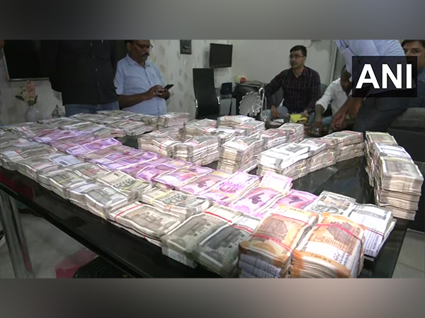 Vigilance officials raid RWD executive engineers house in Bihars Kishanganj, recover crores in cash