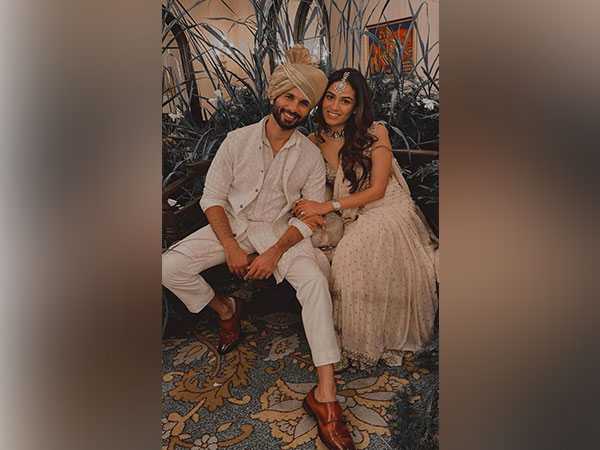 Shahid Kapoors mujhse shaadi karogi caption for wife Mira Rajput makes fans say aww