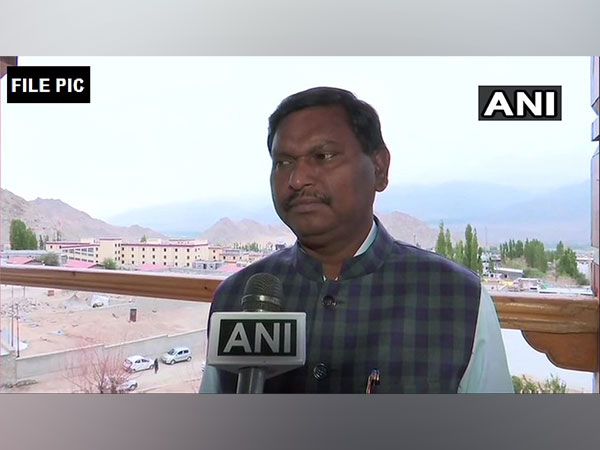 BJPs Arjun Munda  seeks Jharkhand govts statement on Dumka girl ablaze incident, demands justice