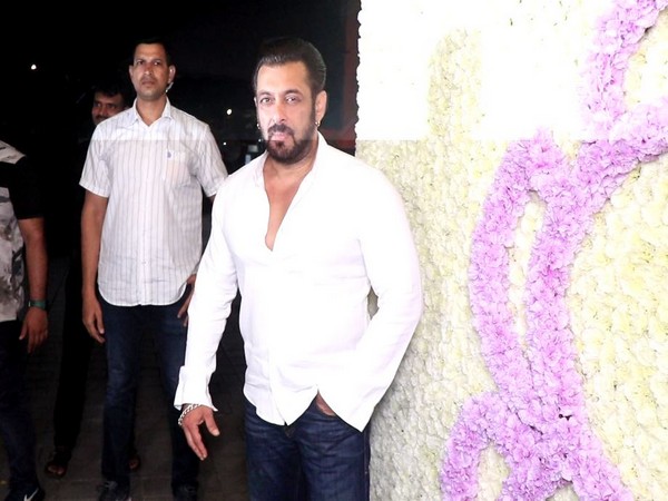 Salman Khan reaches sister Arpitas house to seek blessings of Lord Ganesha