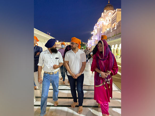 Aamir Khan seeks blessings at Golden Temple ahead of Laal Singh Chaddha release