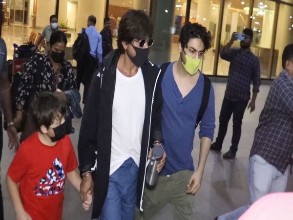 Fan tries to hold Shah Rukh Khans hand, watch how son Aryan protects him