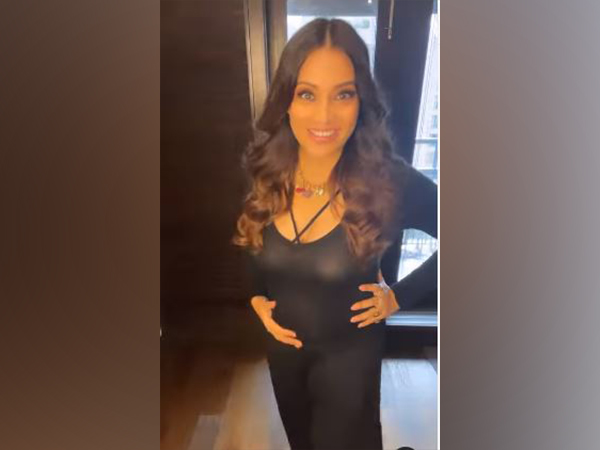 Look Ive got a baby in my belly: Bipasha shows her baby bump in new video