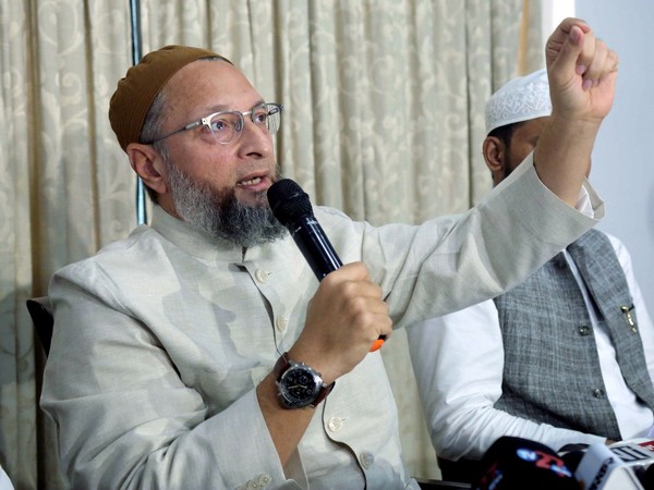 Owaisi slams Scindia for not mentioning British as foreign aggressors