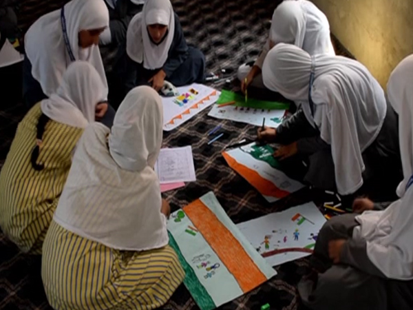 J-K: Many students take part in Har Ghar Tiranga painting competition in Pulwama