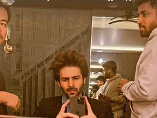 Kartik Aaryan shares mirror selfie from 15 hour Shehzada shoot