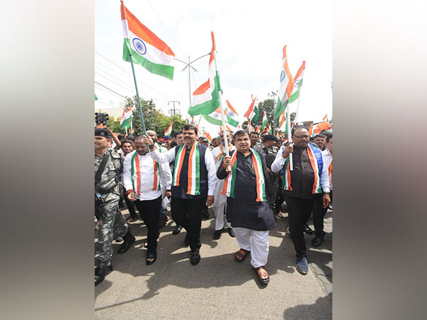Gadkari takes part in Tiranga yatra, says "Tricolour binds everyone in thread of unity"