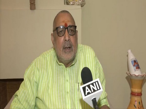 "KCR gave Nitish Kumar mantra to make Bihar PFI-yukt, Hindu-mukt": Giriraj Singh