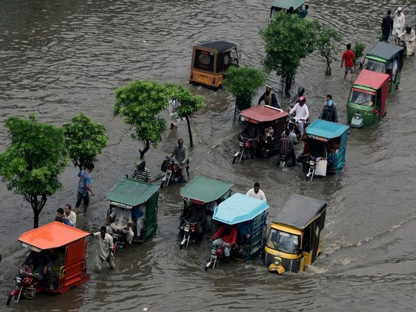 Pakistans deadly floods creates 100 km-wide inland lake in Sindh